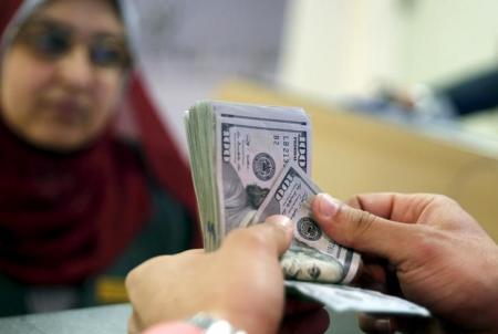 دولارات بصورة التقطت في بنك بالقاهرة يوم 10 مارس اذار 2016. تصوير: عمرو دلش - رويترز