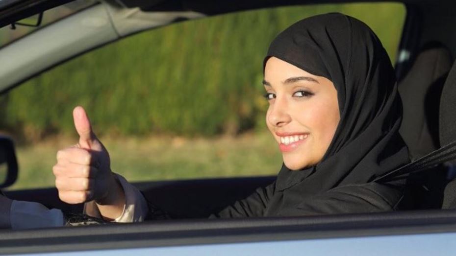 خبر قيادة المرأة السعودية للسيارة يشعل وسائل الإعلام زحمة